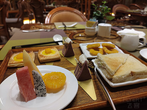 飞雪迎春山花烂漫,飞雪迎春绽玉蕊