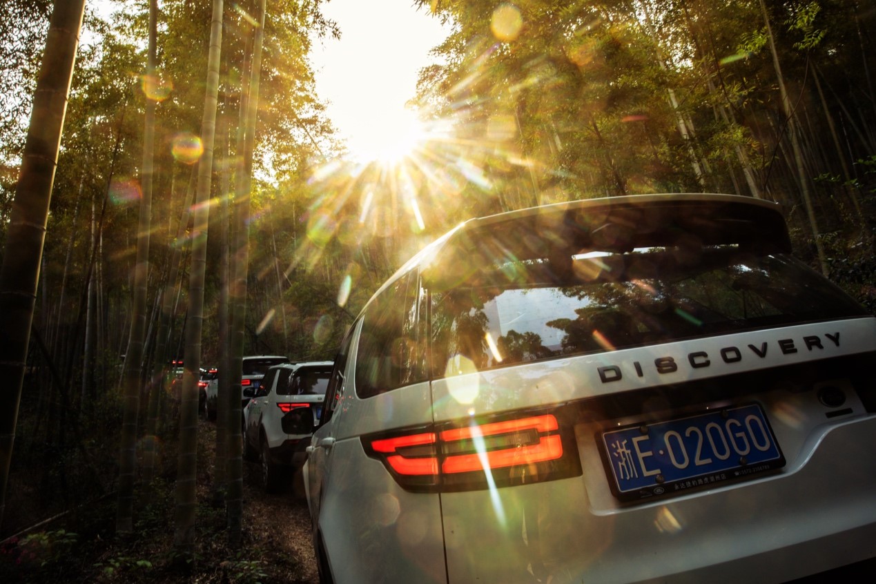 踩下油门，按下快门，定格精彩瞬间