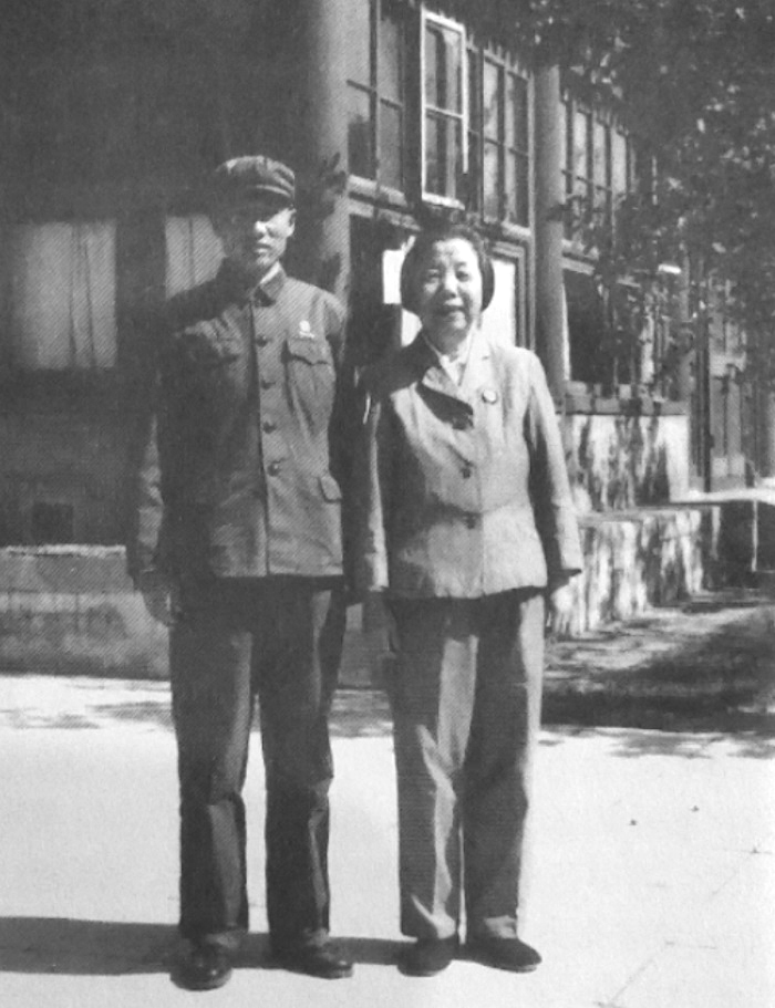 周总理去世后，*颖超邓**给侄子发电报：千万不要来京