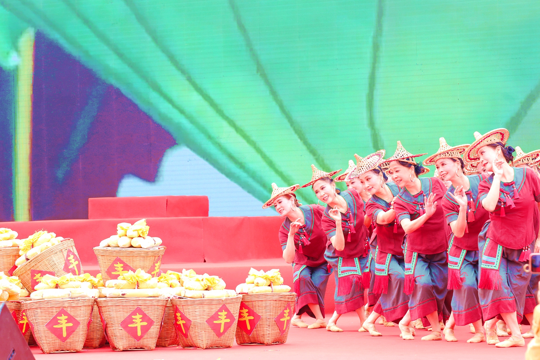 石榴开花红似火鲜艳欲滴,石榴花开红似火七律诗