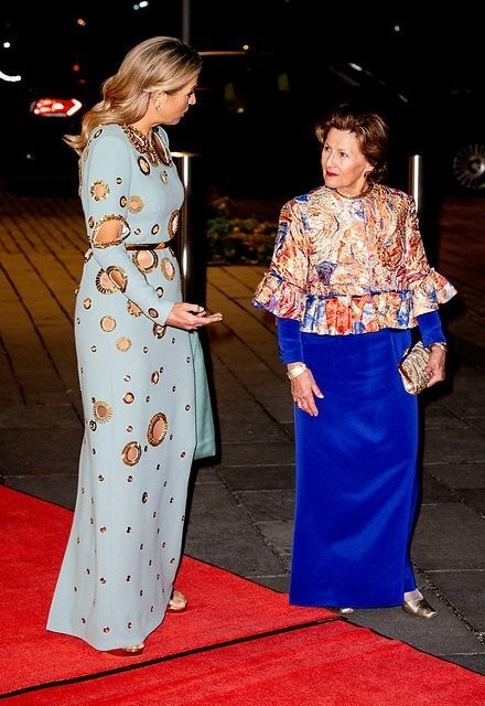 荷兰王后红毯裙,荷兰王后穿格子斗篷