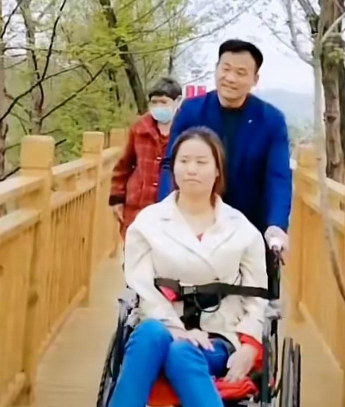 她34岁,全身瘫痪,用舌尖打字做电商,挣钱养活自己和聋哑母亲