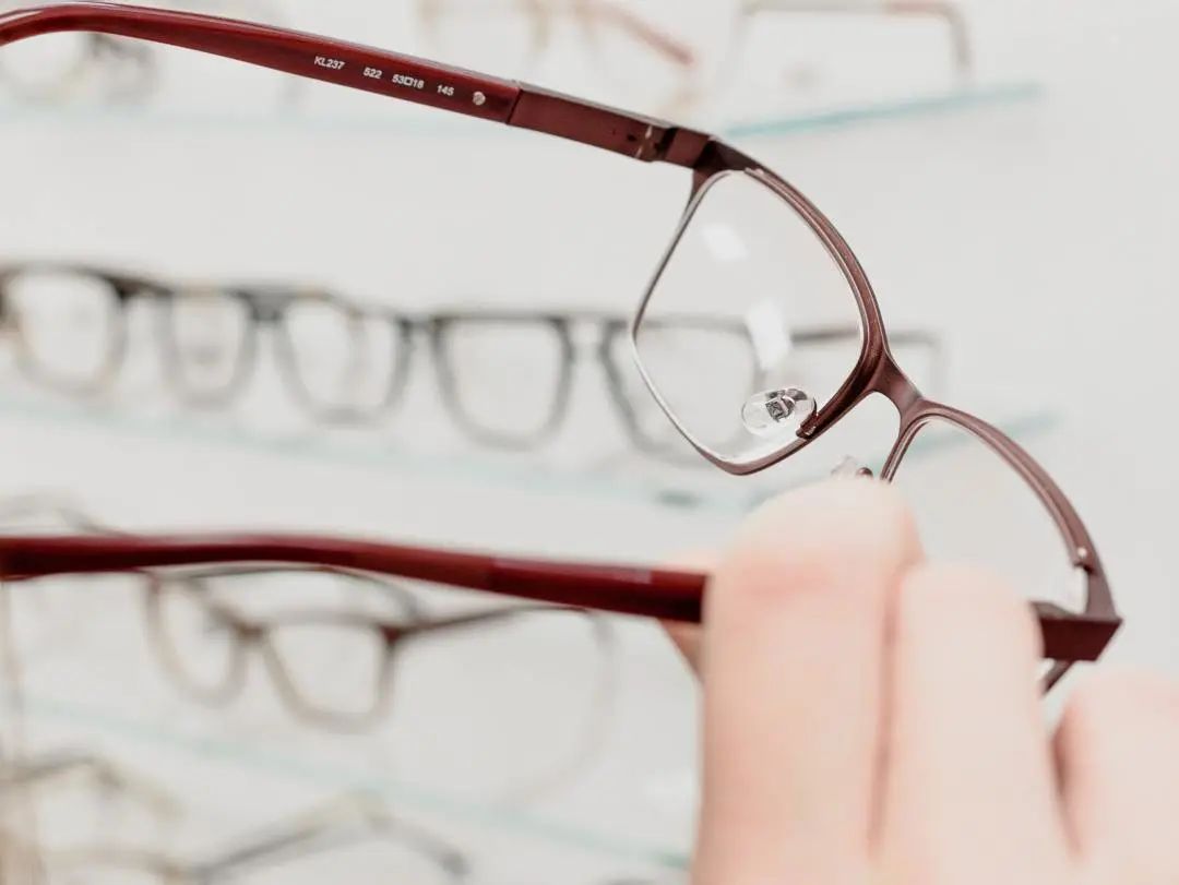 医生戴隐形眼镜,医生戴的眼镜是什么眼镜