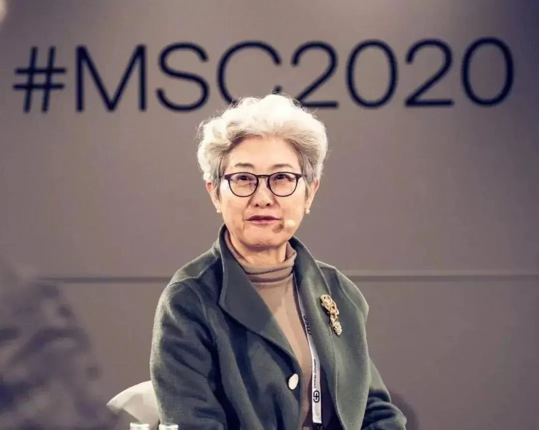 颜值与智慧并存的优秀外交官照,韩国最美的白发女外交官