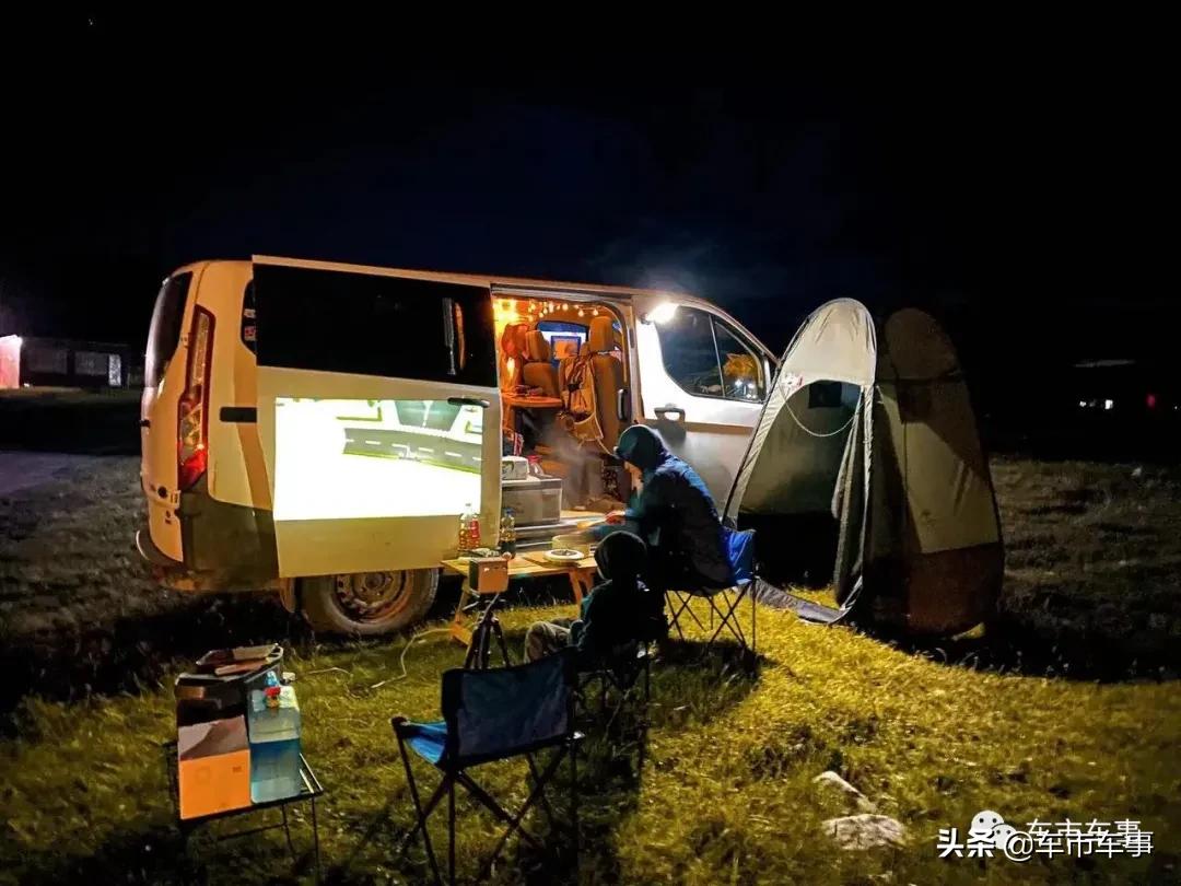 「车生活」他把6座全顺改装成房车，带着妻娃去旅行