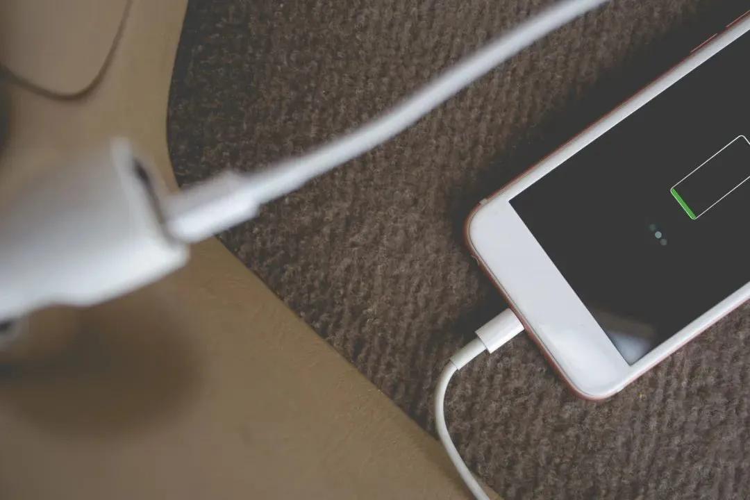 手机充电技巧先插电源还是插手机,手机充电是先断电源还是先断手机