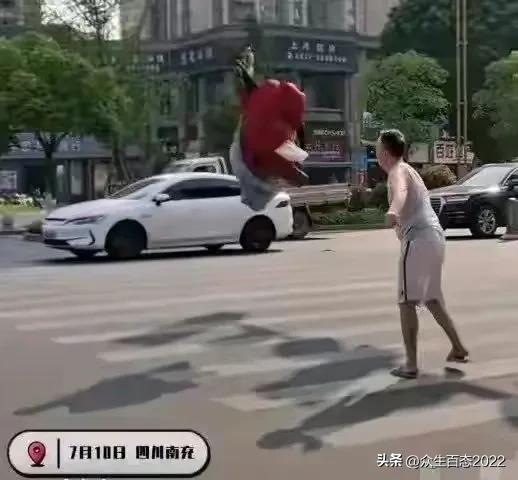 太无耻！50岁爷爷将两孙女扫地出门，儿媳衣物疯狂糟蹋，不堪入目