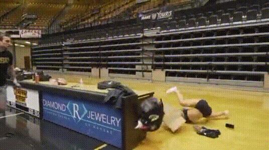 现在女大学生太开放,这么隐私的东西露在外面,男人看了都脸红了