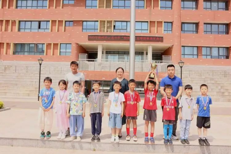 绿茵点燃梦想足球彰显青春,足球点燃梦想激情挥洒青春