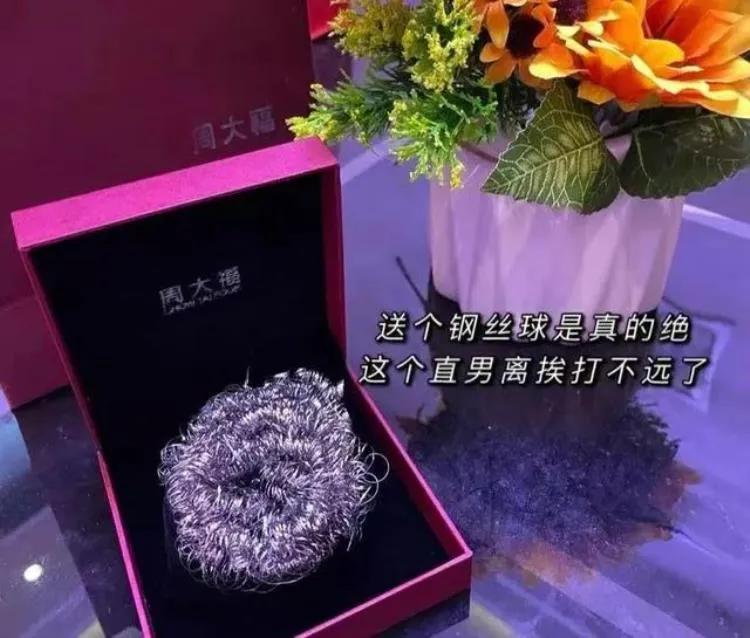 情侣搞笑奇葩礼物送什么,送什么礼物最奇葩