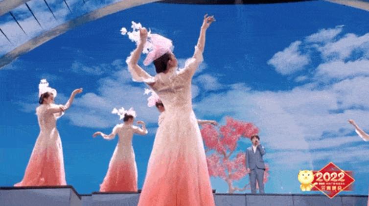 张小斐唱仰望星空致敬女足,元宵节春晚张小斐唱歌