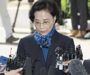 韩国财阀家族，姐姐逼停飞机妹妹水泼员工，原来和母亲息息相关