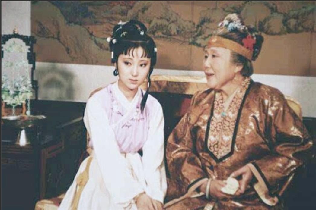 酒店床尾为什么要放长凳子,为什么酒店都会放床尾凳