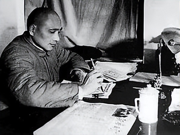 1990年，86岁的*小平邓**来到发妻墓前，对邓楠说：她比照片上更漂亮