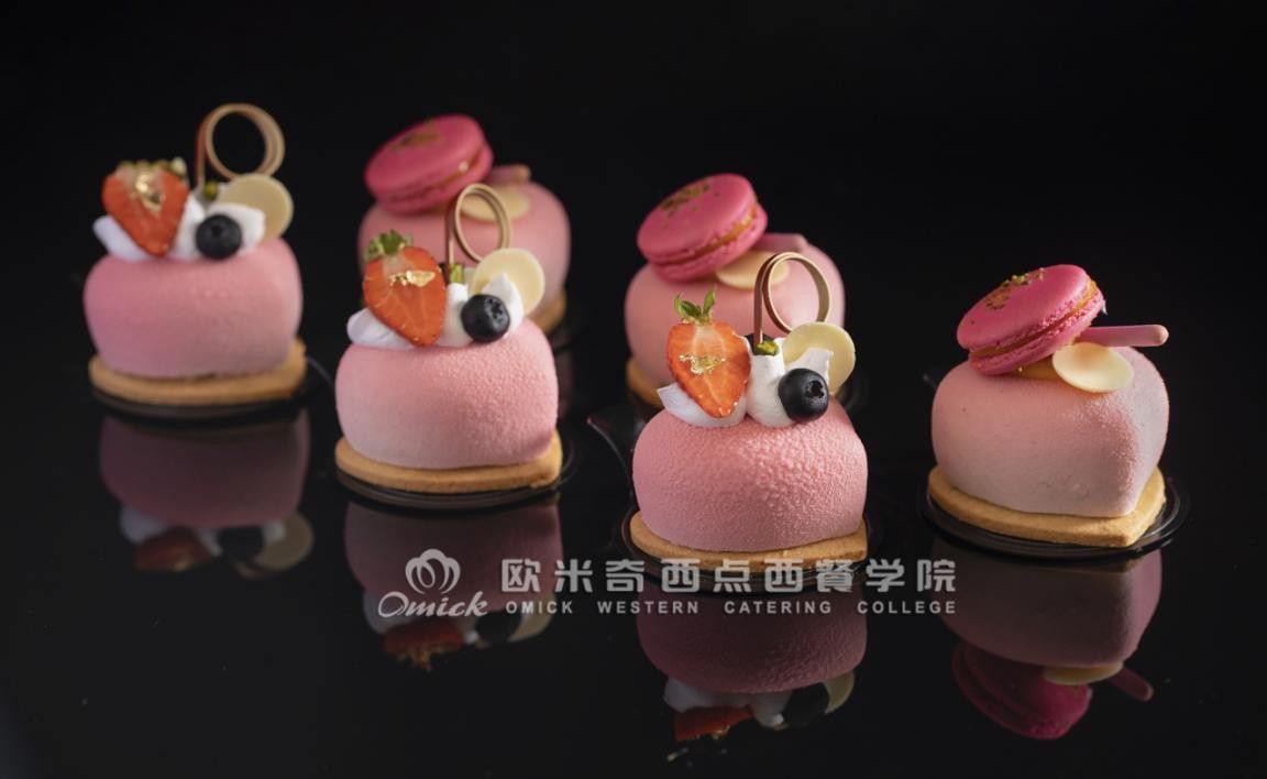 开蛋糕店是去培训学校还是实体店,加盟蛋糕店前期培训要自己出钱吗