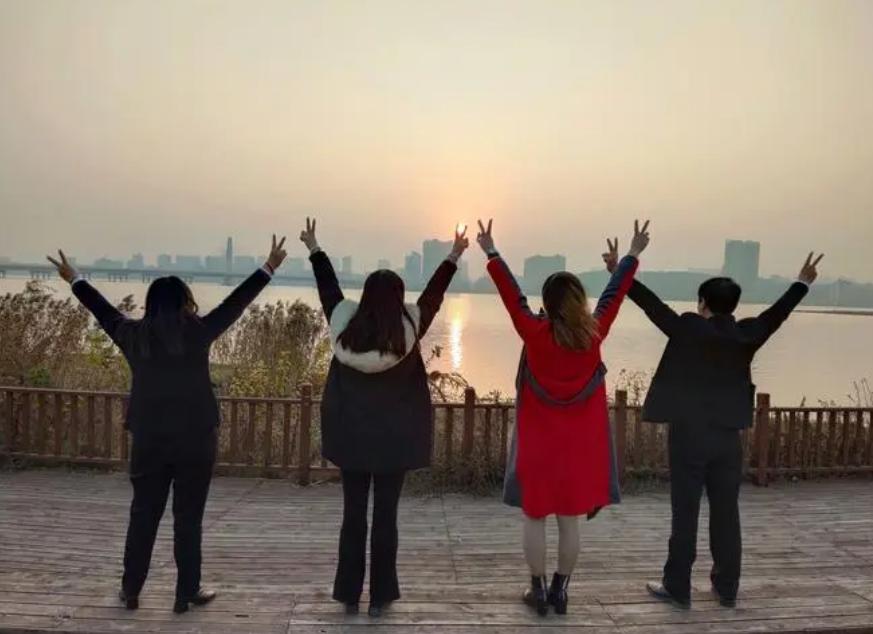 一个人如何开心快乐地生活,如何轻松开心的生活