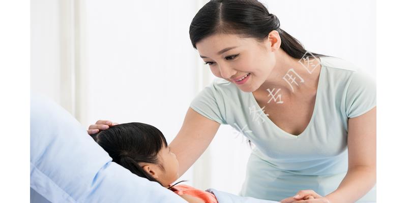 亲爸后妈打孩子被后爸亲妈救走,亲爸后妈把孩子给打了