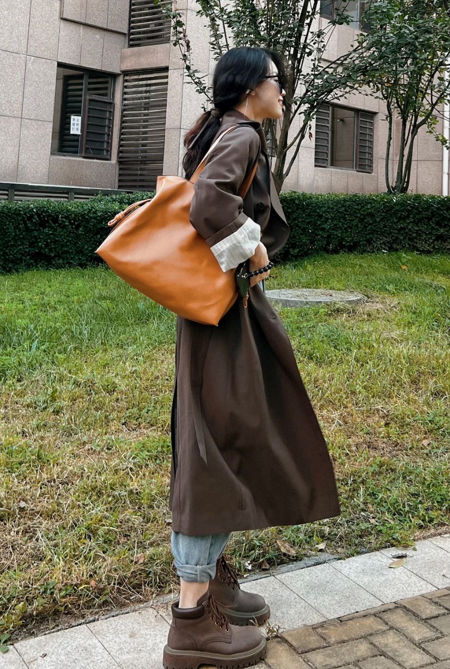 穿风衣穿小白鞋好看吗,穿风衣搭黑裤子还是牛仔裤