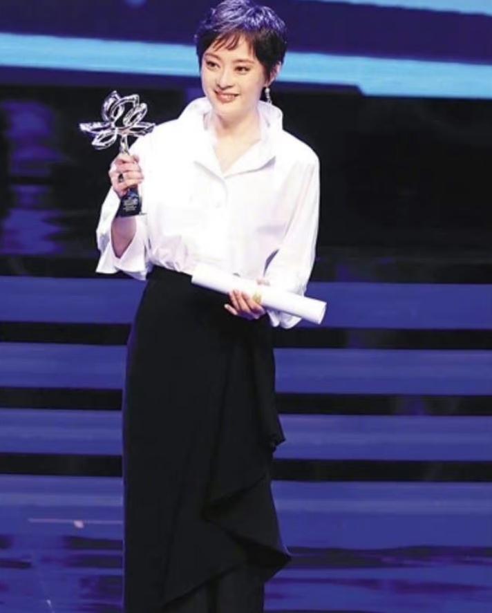 赵丽颖白玉兰奖黑色礼服照片,赵丽颖白玉兰奖造型图片