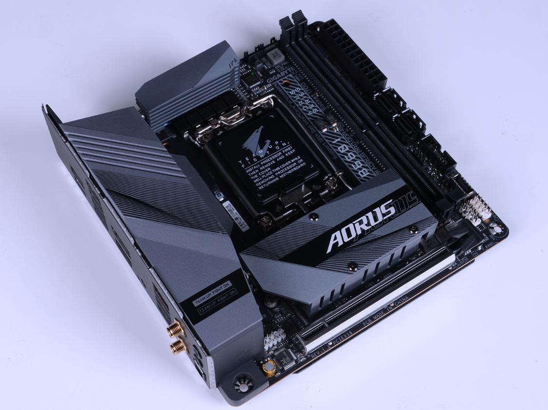 比两三万笔记本电脑还好的itx主机,5000元itx主机加便携显示器