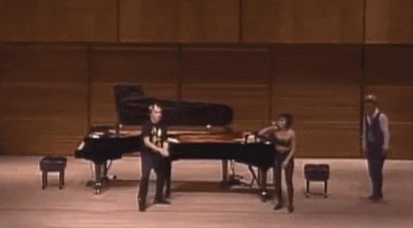 她穿紧身超短裙被骂18禁，手指狂飙4小时后，却让指挥家当场跪拜