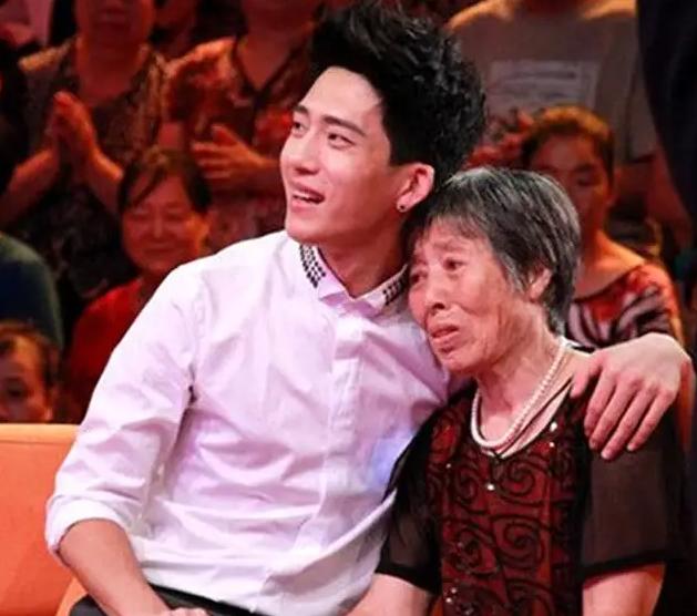 井柏然:出生28天被弃,60岁奶奶捡废品将他养大,爆红后父母来认亲