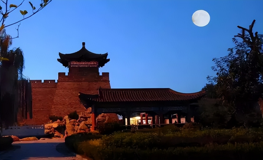 诗溢古风，畅享秋韵。秋已暮、红稀香少