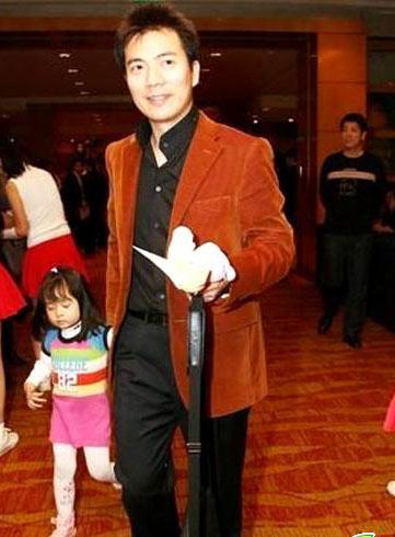 黄健翔前妻孙颖现状,黄健翔一家近照