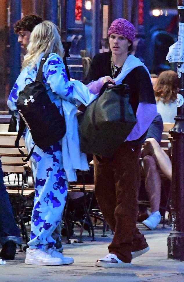 小七与小贝接吻,小贝亲吻小七所有照片