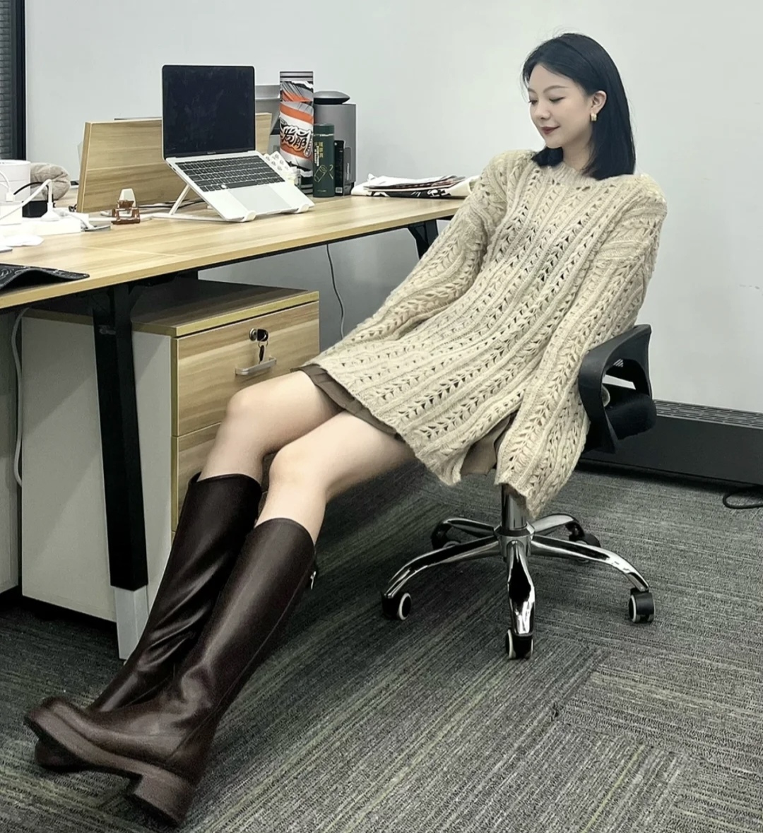 流行的靴子搭配什么衣服图片,中长靴子穿衣搭配图片2020秋冬