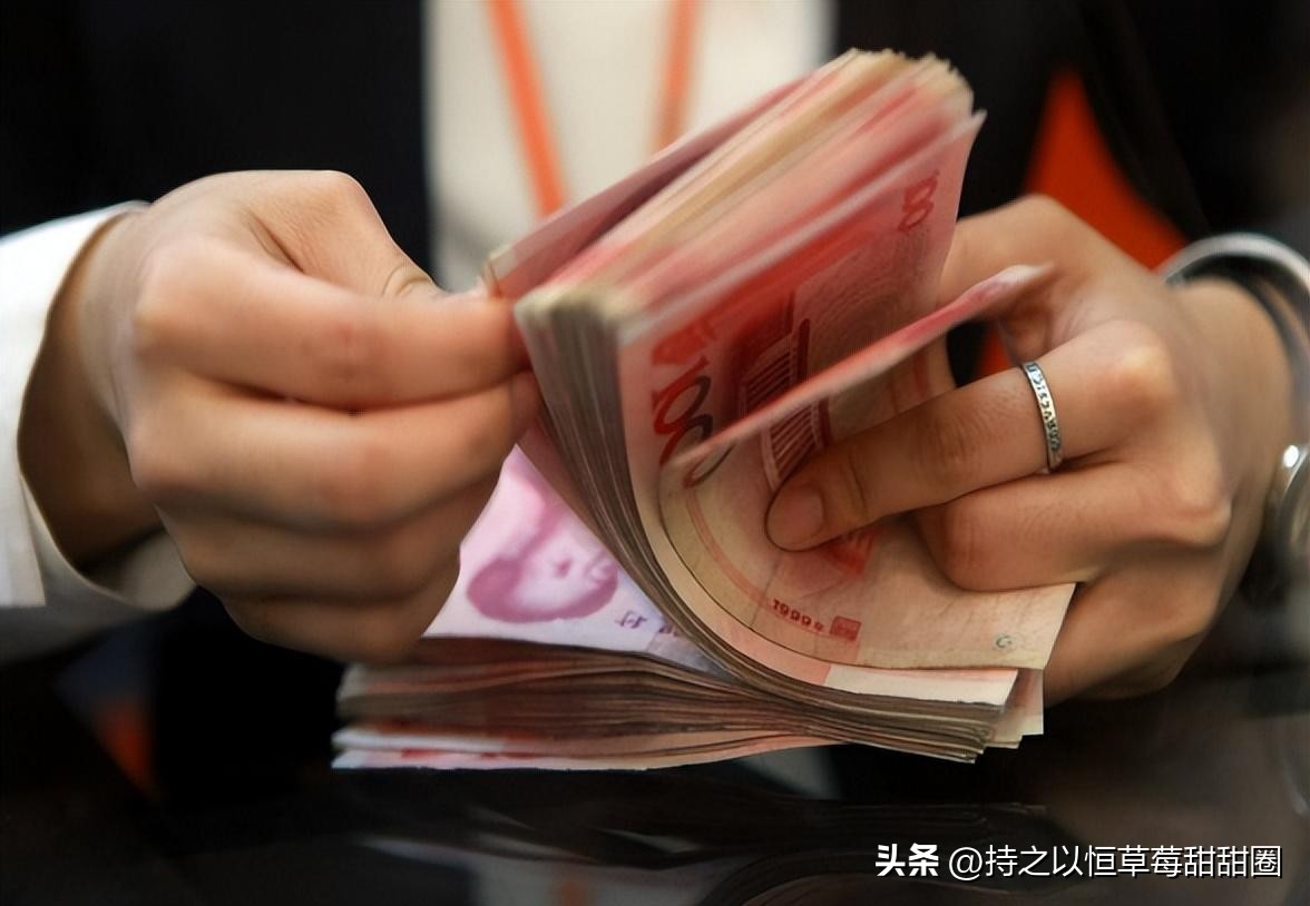 奔驰男带长腿妹酒店过夜,第二天两人被水泡,女友全身一丝不挂