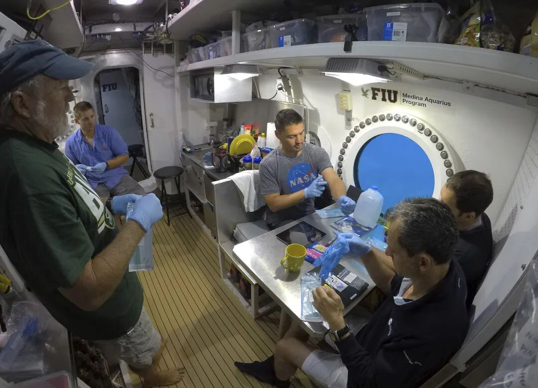 年薪10万每天加班你愿意干吗,月薪20万一天赚多少