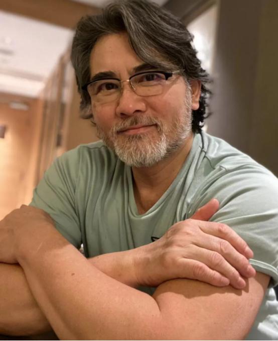 年轻时帅炸天的8位男星，中年后，有人胖快200斤，有人秃成地中海