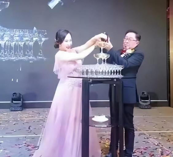 57岁富婆嫁小19岁老公生下三胞胎,57岁富婆嫁给丈夫后生三胞胎