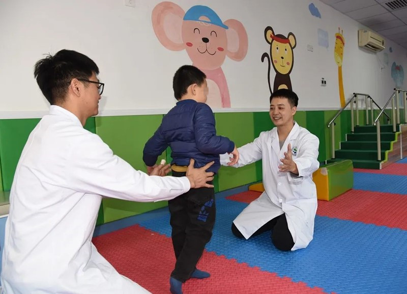 2岁才能坐稳,5岁的他终于“迈出人生第一步”