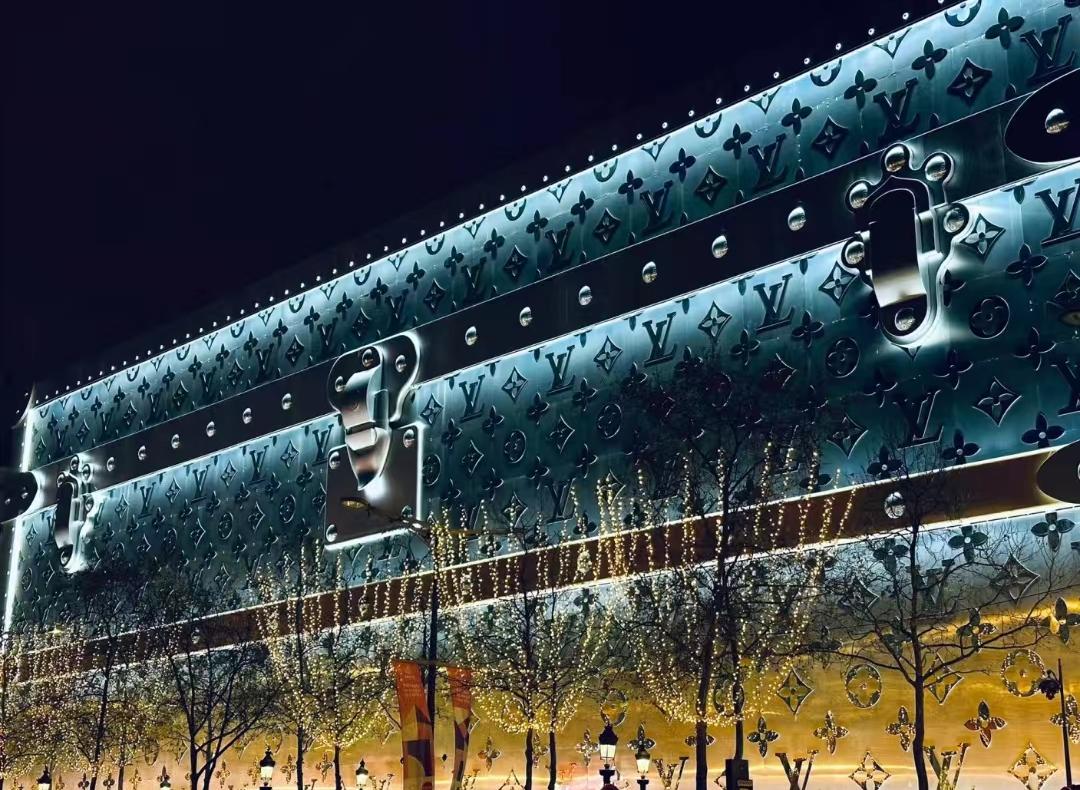 出“殡葬风”围挡，LV巨物营销赢麻了？