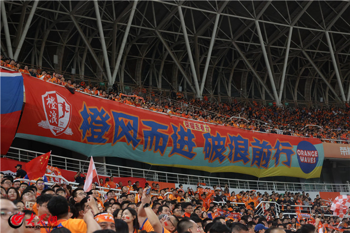 “将军”的呐喊——20年风雨依旧*安泰**小伙一颗“橙心”只为足球