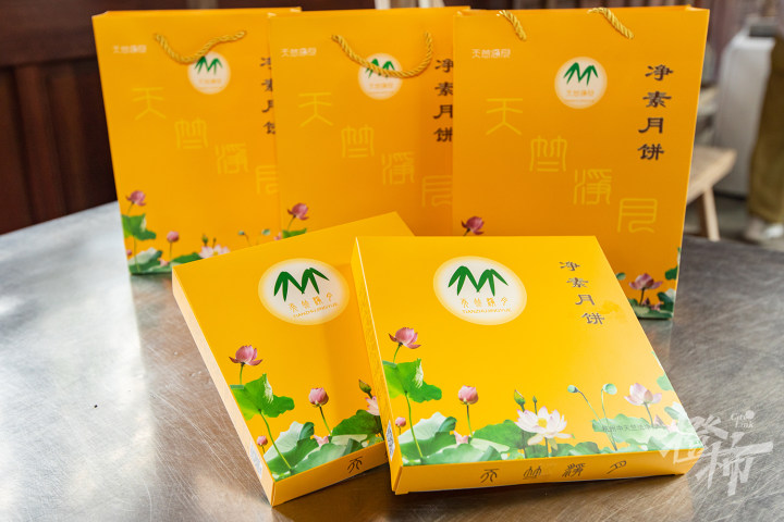 杭州各大寺庙“筒儿月饼”陆续开售!橙柿独家探访中天竺“月饼厨房”:吃货最惦记的素月饼是怎么做出来的?