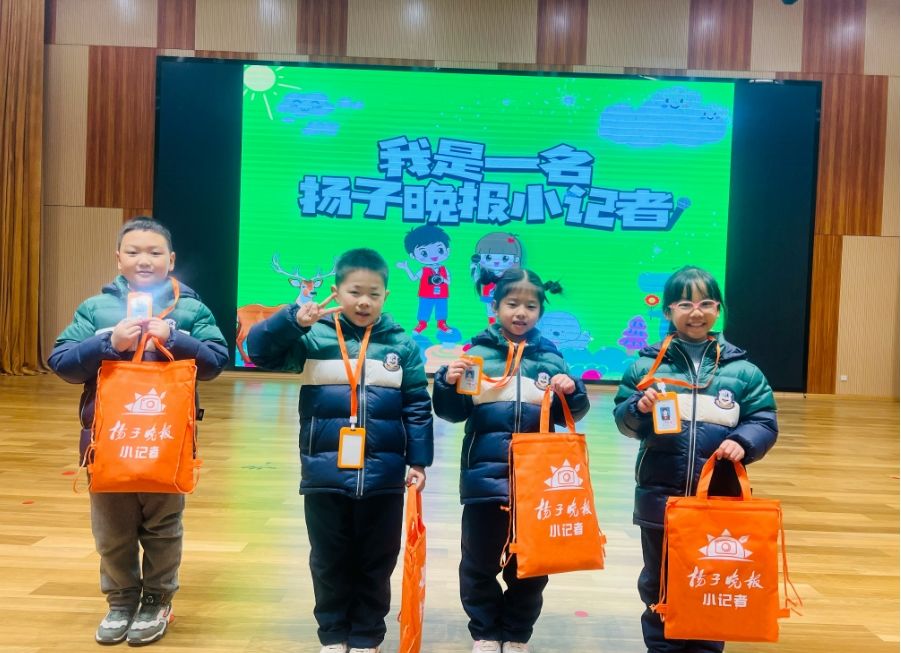 南京大学记者去采访,记者走进学校采访新闻