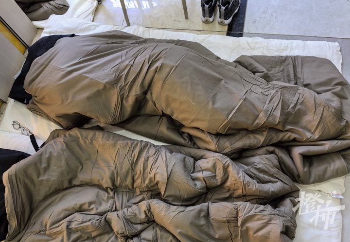 *疆新**旅游遭遇“风吹雪”！近千人在服务区打地铺过夜，上海姑娘向橙柿讲述被困沙漠腹地经历……