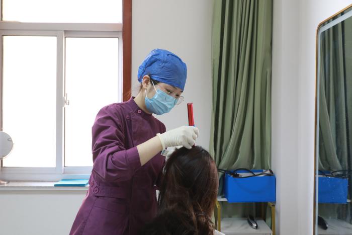 哈尔滨年轻人经常脱发怎么办,乌鲁木齐青年人脱发怎么治