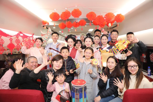 昆明开往厦门的列车上，传统民俗闹元宵氛围感拉满