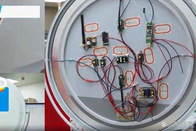 男生送的化妆镜有摄像头,男性朋友寄来了化妆镜