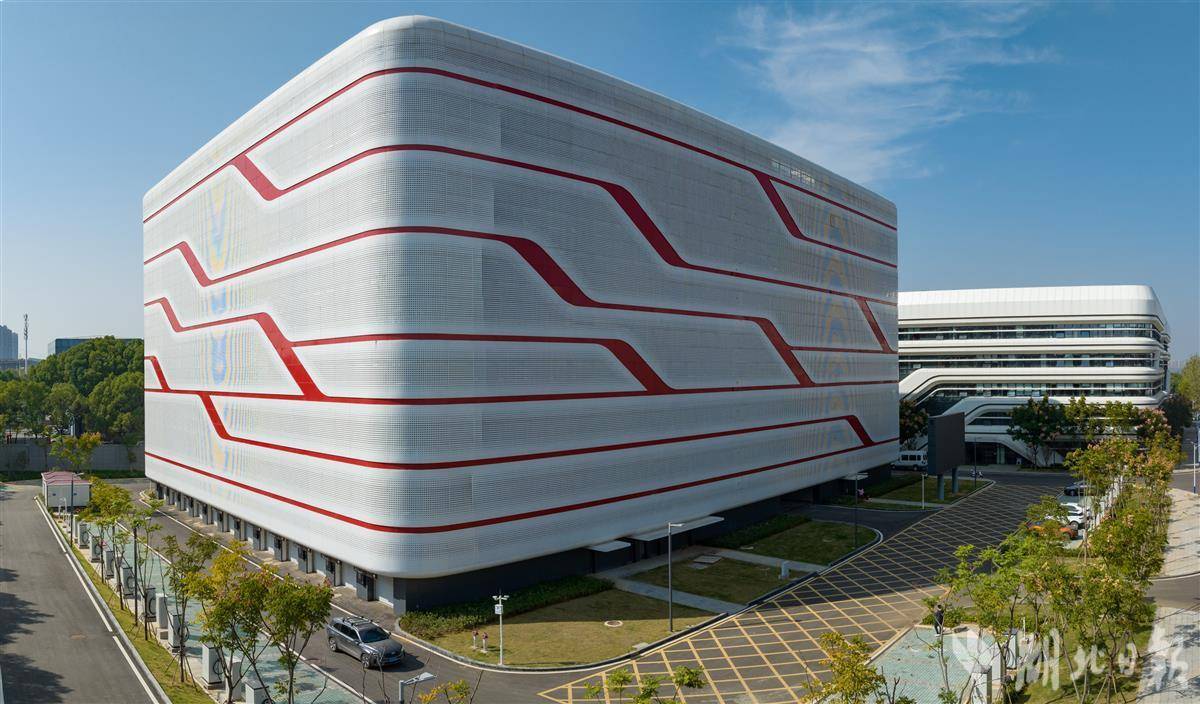 深入推进产业集聚区腾笼换鸟,推动低效企业用地腾笼换鸟