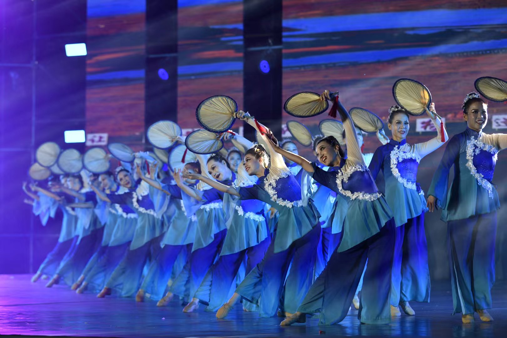 美美与共打鼓表演,全国广场舞北京集中展演圆满举行