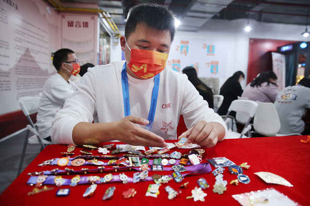 向前进，博青春｜一枚枚进博徽章是“小叶子”之间的互助故事