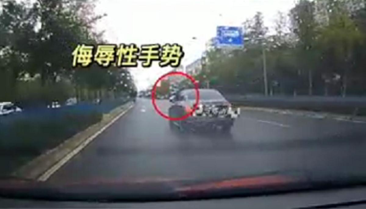 南京恶意别车还竖中指怎么处罚,恶意别车交警管还是民警管