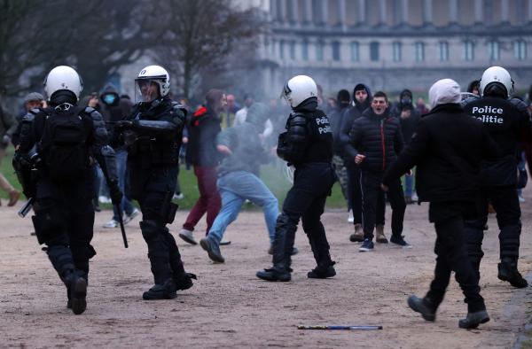 反对强制接种疫苗及延长防疫措施比利时首都爆发抗议