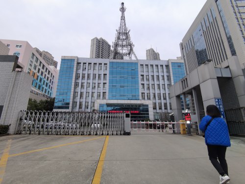 铁塔在楼顶建基站使用费给谁,铁塔公司建基站要不要居民同意