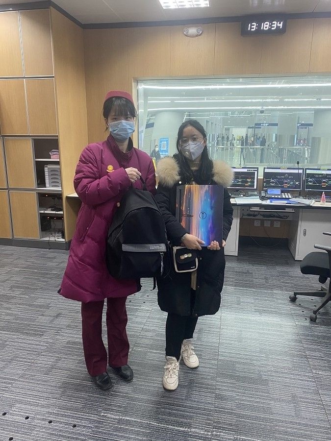 武汉地铁站寻找失主,地铁工作人员帮忙找到失物